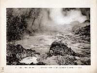 37 Kokende modderbronnen De Kawah Manoek in het Kendang gebergte bij Garoet Java